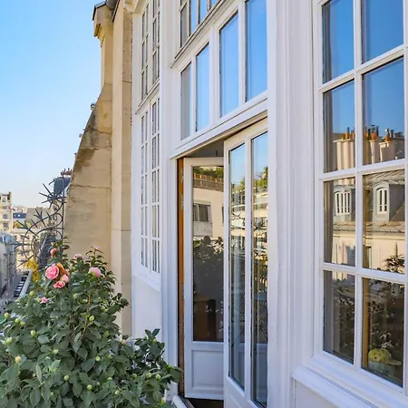 Apartment Parc Monceau Artist's Atelier